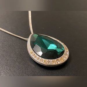 Long emerald green necklace